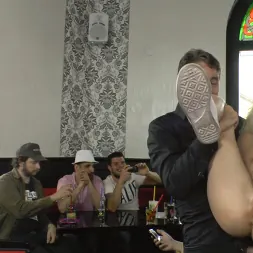 Melanie en La hermosa puta Melanie presta servicios a la vergüenza pública (foto 9) Melanie en 'Kink' La hermosa puta Melanie presta servicios a la vergüenza pública (Miniatura 9)