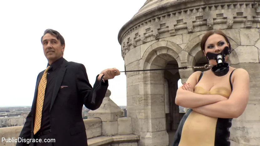 Kink 'Gets Put in Her Place' protagonizando Tina Kay (foto 1)