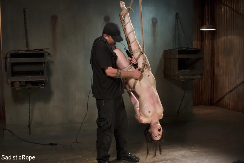 Freya French に '新人が価格を支払う' from 'Kink' (写真 9) Kink '新人が価格を支払う' 主演 Freya French (写真 9)