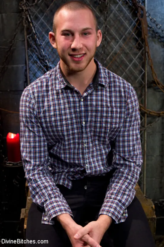 Kink '¡Esclavo de 18 años masticado y escupido por dos ninfas femdom CALIENTES!' protagonizando Gia DiMarco (foto 9)