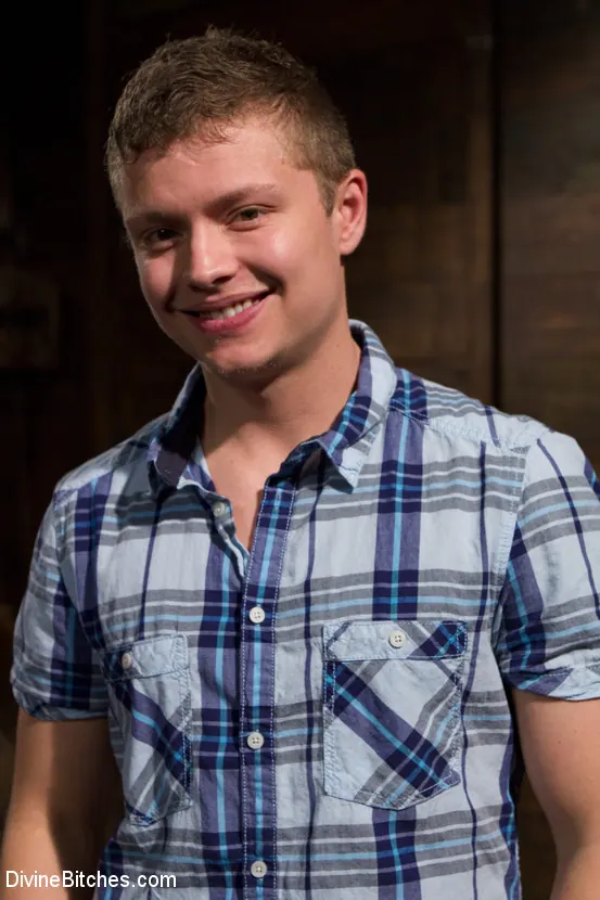 Kink '¡La feroz joven de 19 años se presenta ante las perras!' protagonizando Gia DiMarco (foto 12)