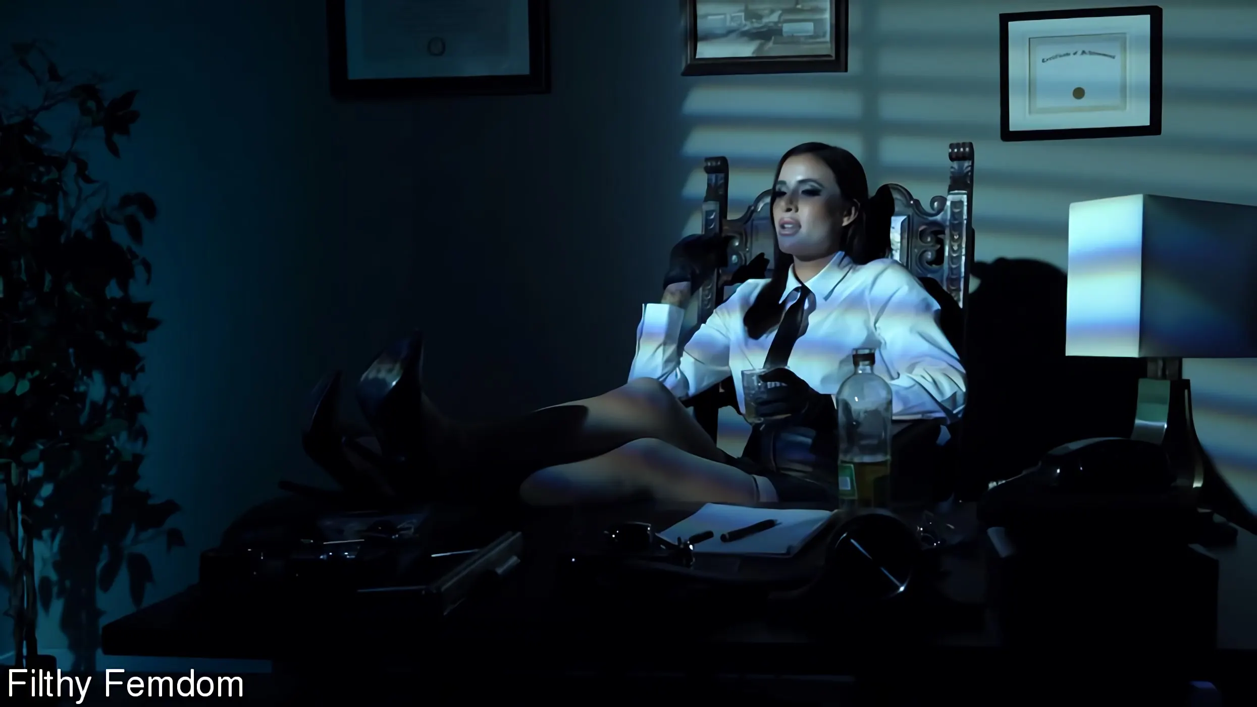 Kink 'Esclava sexual asistente legal: Gia DiMarco se folla a un patético empleado de oficina' protagonizando Gia DiMarco (foto 2)