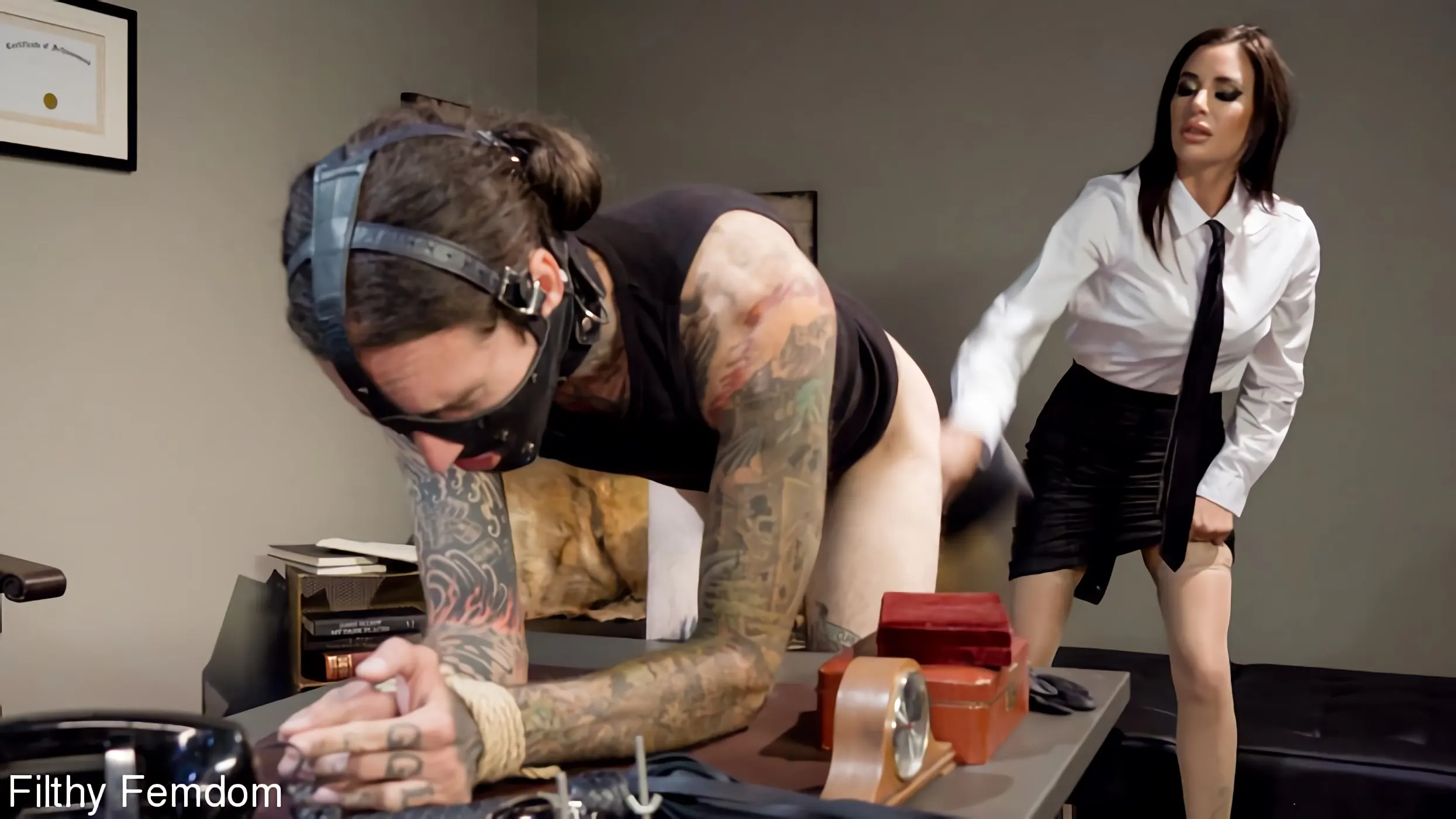 Kink 'Esclava sexual asistente legal: Gia DiMarco se folla a un patético empleado de oficina' protagonizando Gia DiMarco (foto 5)