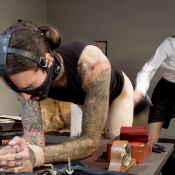 Gia DiMarco en 'Kink' Esclava sexual asistente legal: Gia DiMarco se folla a un patético empleado de oficina (Miniatura 5)