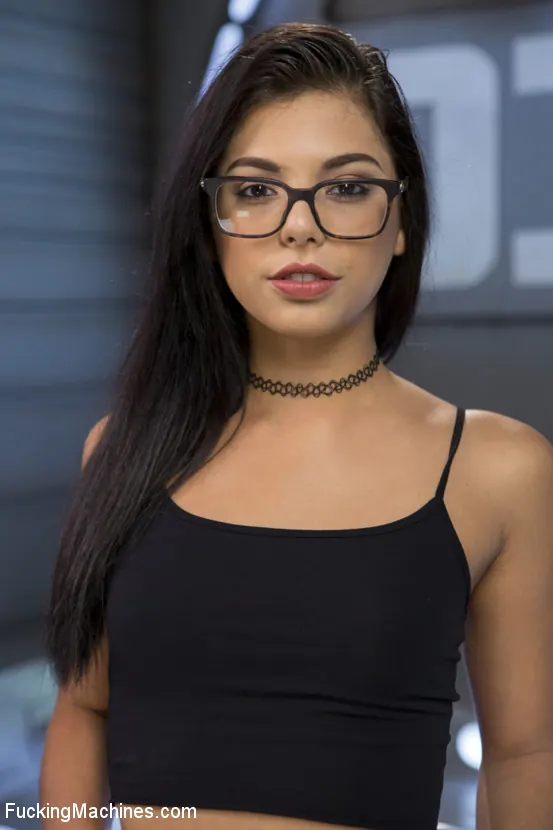 Kink '¡Brasileña de 19 años es follada hasta tener orgasmos alucinantes!' protagonizando Gina Valentina (foto 16)