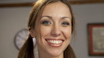 Audrey Rose en 'Estudiante de posgrado nerd es follada en grupo por el comité de revisión de su tesis'