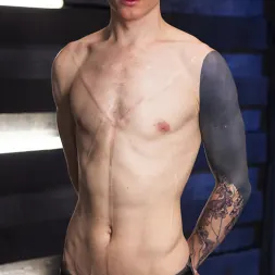 Harley Jade en Entrenando al novato ansioso a sufrir por la polla (foto 1) Harley Jade en 'Kink' Entrenando al novato ansioso a sufrir por la polla (Miniatura 1)