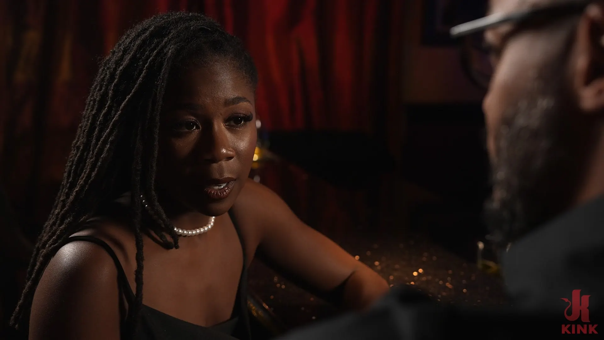 Hazel Grace に 'ヘーゼルにロープを見せる' from 'Kink' (写真 2) Kink 'ヘーゼルにロープを見せる' 主演 Hazel Grace (写真 2)