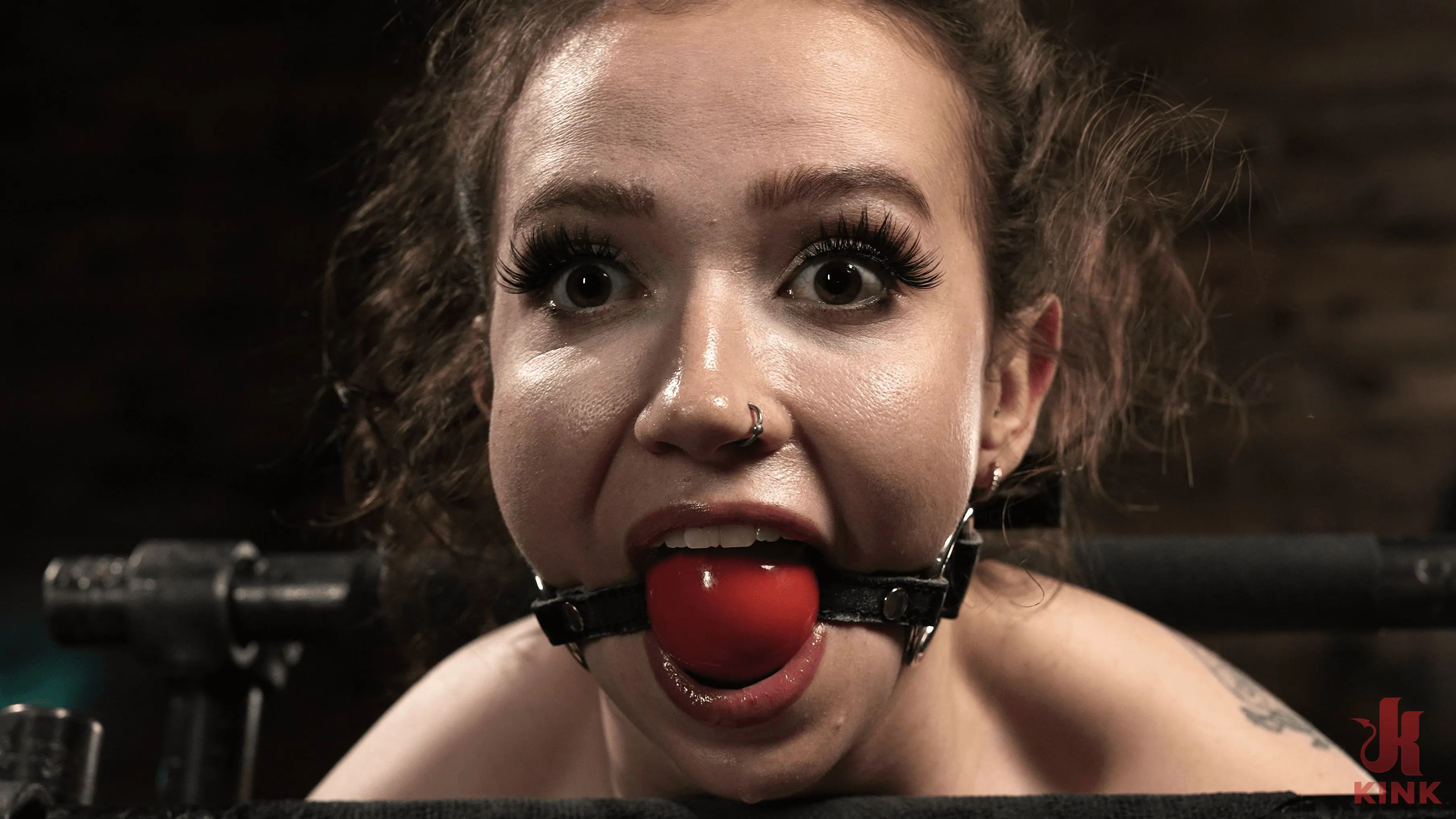 Hazel Paige に 'レザーとスチール:ヘーゼルペイジ' from 'Kink' (写真 14) Kink 'レザーとスチール:ヘーゼルペイジ' 主演 Hazel Paige (写真 14)