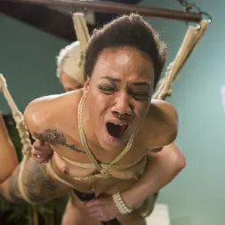 Helena Locke en 'Kink' Clínica de orgasmos lésbicos: a una paciente caliente se le prescribe terapia de squirting BDSM (Miniatura 17)