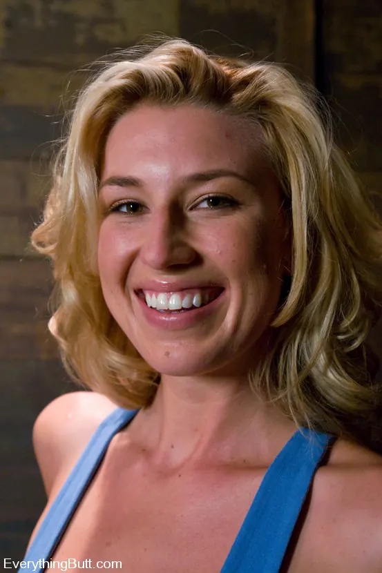 Kink 'ホーリーはメイソンのお尻と舌を利用する' 主演 Hollie Stevens (写真 1)