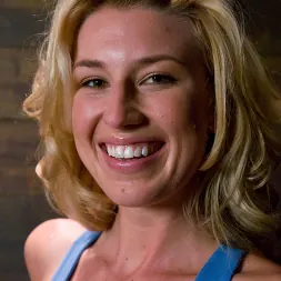 Hollie Stevens en Hollie se aprovecha del culo y la lengua de Mason (foto 1) Hollie Stevens en 'Kink' Hollie se aprovecha del culo y la lengua de Mason (Miniatura 1)