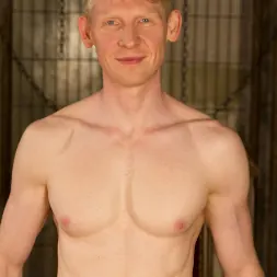 Holly Heart en 'Kink' ¡Inclínate y adora a la nueva perra divina! (Miniatura 1)