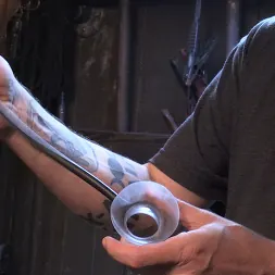 Holly Heart en 'Kink' Deep Inside: Device Bondage (Detrás de escena) (Miniatura 3)