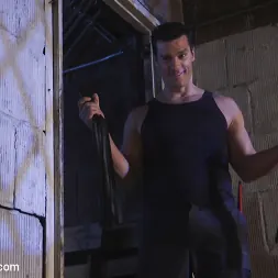 Holly Hendrix en 'Kink' El cobrador de deudas (Miniatura 1)