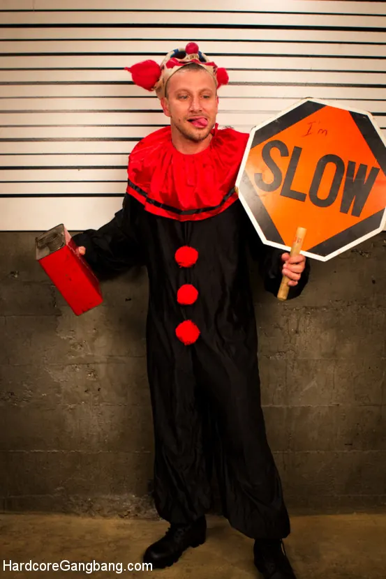 Holly Hendrix en 'Cuando los payasos atacan: ¡¡¡Agente del FBI recibe doble penetración anal y fisting!!!' from 'Kink' (foto 1) Kink 'Cuando los payasos atacan: ¡¡¡Agente del FBI recibe doble penetración anal y fisting!!!' protagonizando Holly Hendrix (foto 1)