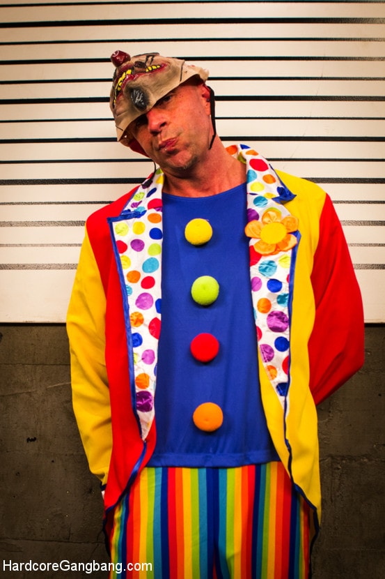 Kink 'Clowns Attack：FBIエージェントが二重の肛門と拳を握る!!' 主演 Holly Hendrix (写真 3)