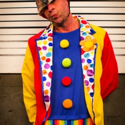 Holly Hendrix に 'Kink' Clowns Attack：FBIエージェントが二重の肛門と拳を握る!! (サムネイル 3)