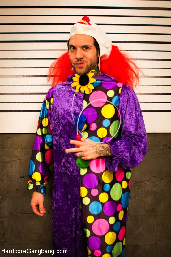 Holly Hendrix en 'Cuando los payasos atacan: ¡¡¡Agente del FBI recibe doble penetración anal y fisting!!!' from 'Kink' (foto 4) Kink 'Cuando los payasos atacan: ¡¡¡Agente del FBI recibe doble penetración anal y fisting!!!' protagonizando Holly Hendrix (foto 4)