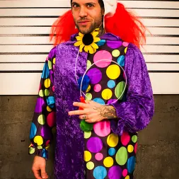 Holly Hendrix en Cuando los payasos atacan: ¡¡¡Agente del FBI recibe doble penetración anal y fisting!!! (foto 4) Holly Hendrix en 'Kink' Cuando los payasos atacan: ¡¡¡Agente del FBI recibe doble penetración anal y fisting!!! (Miniatura 4)