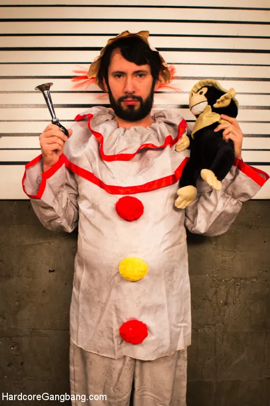 Holly Hendrix en 'Cuando los payasos atacan: ¡¡¡Agente del FBI recibe doble penetración anal y fisting!!!' from 'Kink' (foto 5) Kink 'Cuando los payasos atacan: ¡¡¡Agente del FBI recibe doble penetración anal y fisting!!!' protagonizando Holly Hendrix (foto 5)