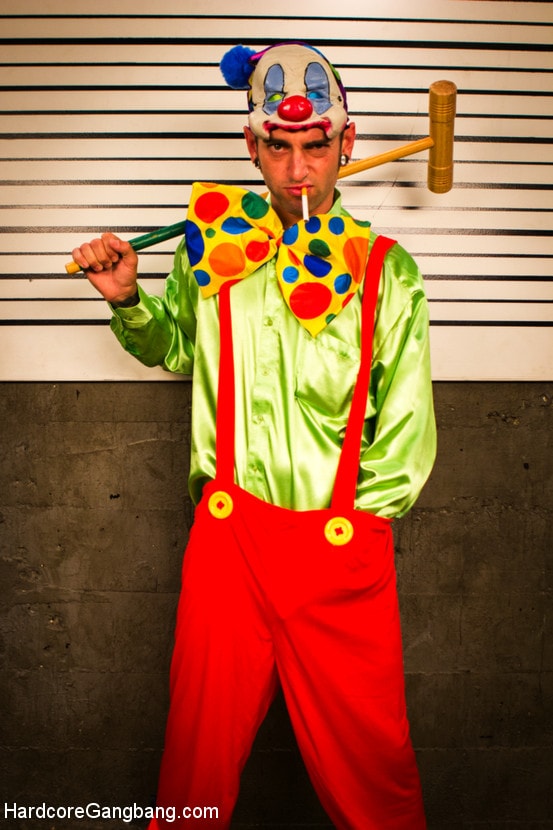 Kink 'Clowns Attack：FBIエージェントが二重の肛門と拳を握る!!' 主演 Holly Hendrix (写真 6)