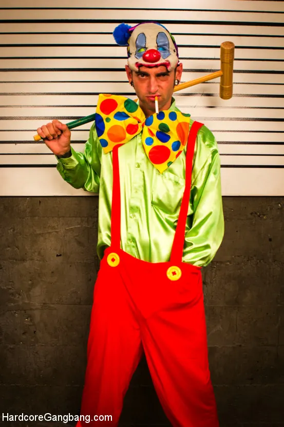 Holly Hendrix en 'Cuando los payasos atacan: ¡¡¡Agente del FBI recibe doble penetración anal y fisting!!!' from 'Kink' (foto 6) Kink 'Cuando los payasos atacan: ¡¡¡Agente del FBI recibe doble penetración anal y fisting!!!' protagonizando Holly Hendrix (foto 6)