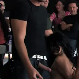 Hot Brunette en 'Kink' Atada en la calle y follada en un bar (Miniatura 13)