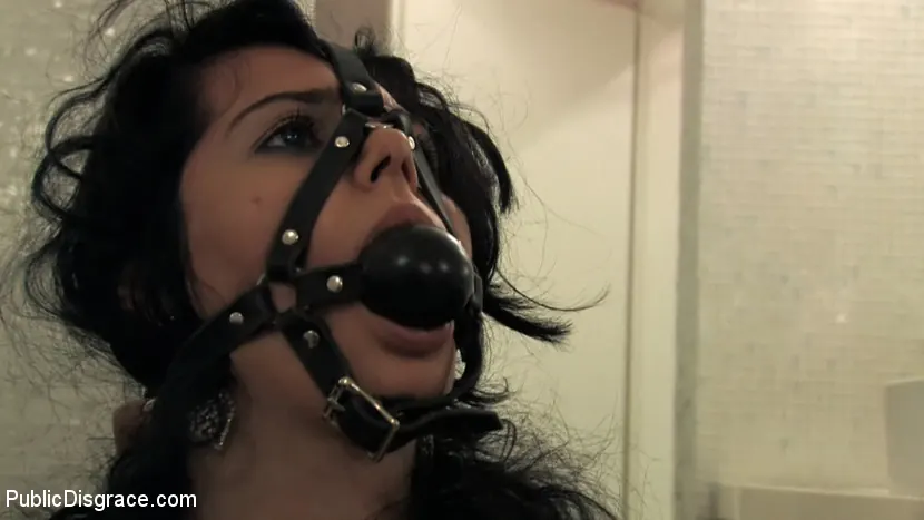 Kink '通りに縛られ、棒で犯された' 主演 Hot Brunette (写真 14)