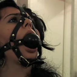 Hot Brunette en 'Kink' Atada en la calle y follada en un bar (Miniatura 14)