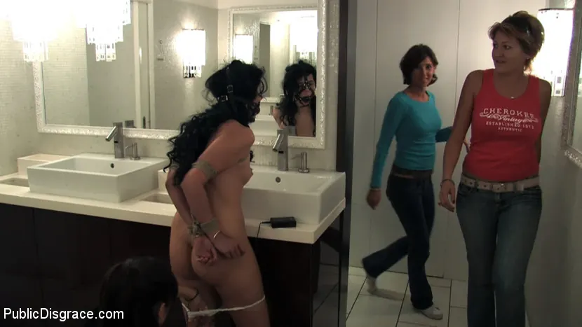 Kink '通りに縛られ、棒で犯された' 主演 Hot Brunette (写真 15)