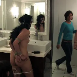 Hot Brunette en 'Kink' Atada en la calle y follada en un bar (Miniatura 15)