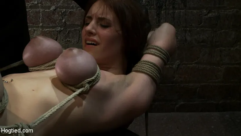 Kink 'Joven de 18 años con enormes tetas naturales es atada, obligada a correrse Grandes tetas brutalmente atadas y castigadas.' protagonizando Iona Grace (foto 7)