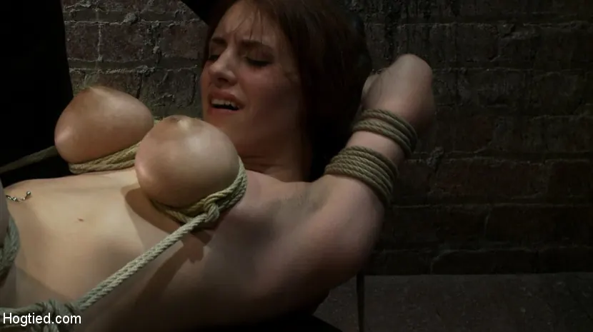 Kink 'Joven de 18 años con enormes tetas naturales es atada, obligada a correrse Grandes tetas brutalmente atadas y castigadas.' protagonizando Iona Grace (foto 14)