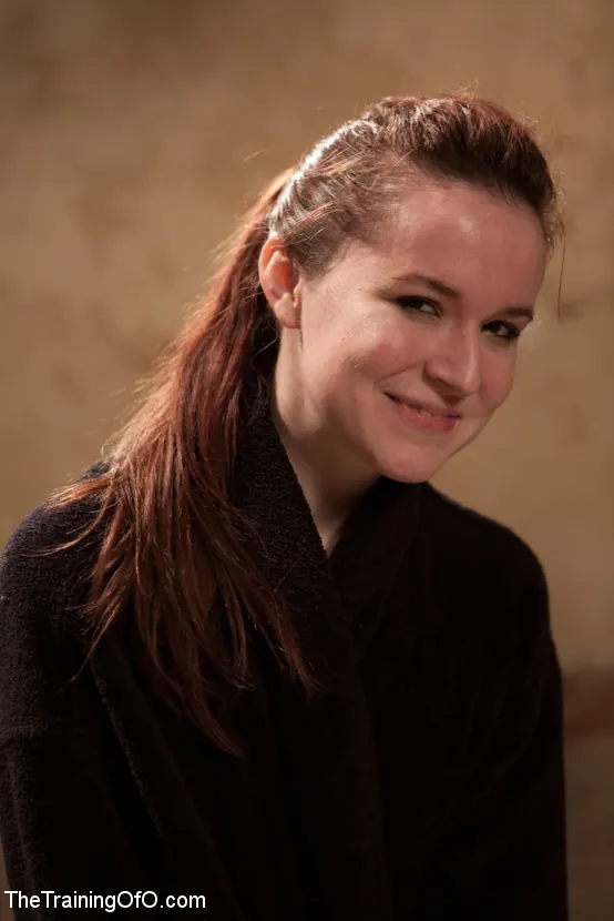 Iona Grace en 'Día 1 - Admisión de siete esclavos' from 'Kink' (foto 9) Kink 'Día 1 - Admisión de siete esclavos' protagonizando Iona Grace (foto 9)