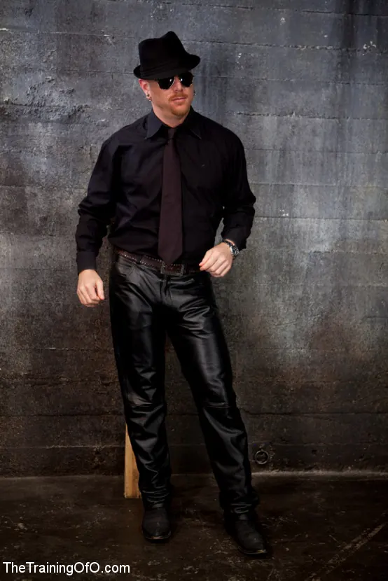 Iona Grace に '5日目の赤と青' from 'Kink' (写真 1) Kink '5日目の赤と青' 主演 Iona Grace (写真 1)