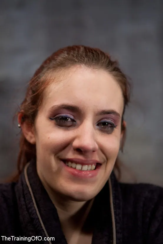 Iona Grace に '5日目の赤と青' from 'Kink' (写真 10) Kink '5日目の赤と青' 主演 Iona Grace (写真 10)