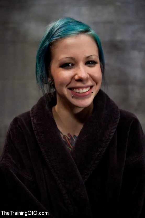 Iona Grace に '5日目の赤と青' from 'Kink' (写真 11) Kink '5日目の赤と青' 主演 Iona Grace (写真 11)