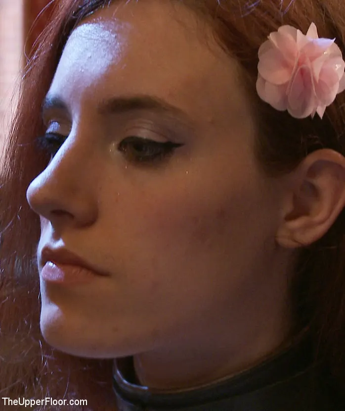 Kink 'サービスデー：ブックエンド' 主演 Iona Grace (写真 2)