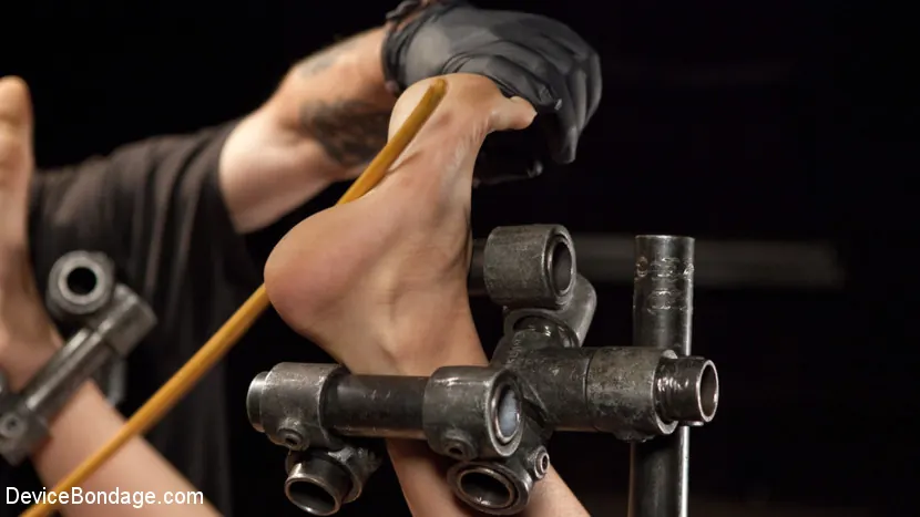 Kink 'Sufriendo por ella misma' protagonizando Iona Grace (foto 9)