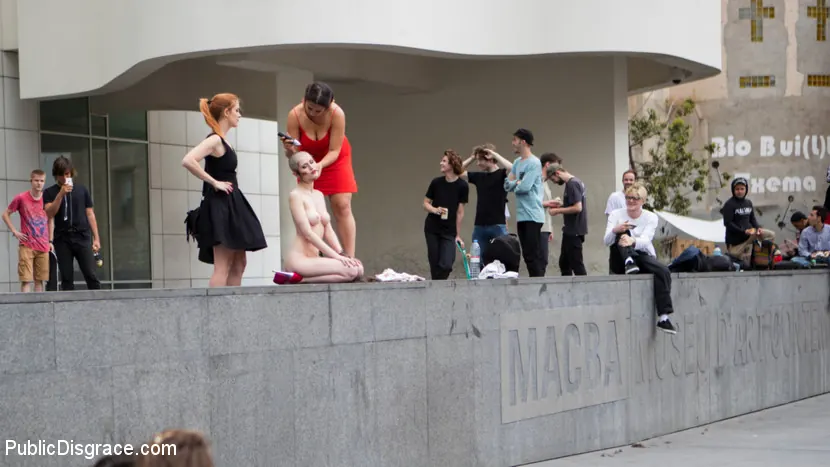 Kink 'Petitie Slut Nerea Falcoが頭を剃り、ギャングをパブリックに犯させる！' 主演 Irina Vega (写真 1)