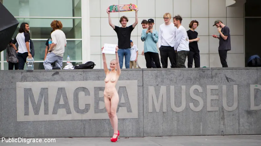 Kink 'Petitie Slut Nerea Falcoが頭を剃り、ギャングをパブリックに犯させる！' 主演 Irina Vega (写真 5)