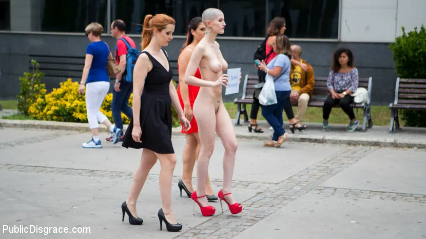 Kink 'Petitie Slut Nerea Falcoが頭を剃り、ギャングをパブリックに犯させる！' 主演 Irina Vega (写真 6)