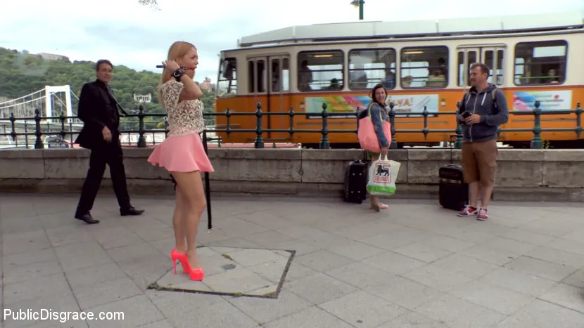 Kink 'La rubia tetona Isabella Clark recibe una doble penetración en público (parte 1)' protagonizando Isabella Clark (foto 3)