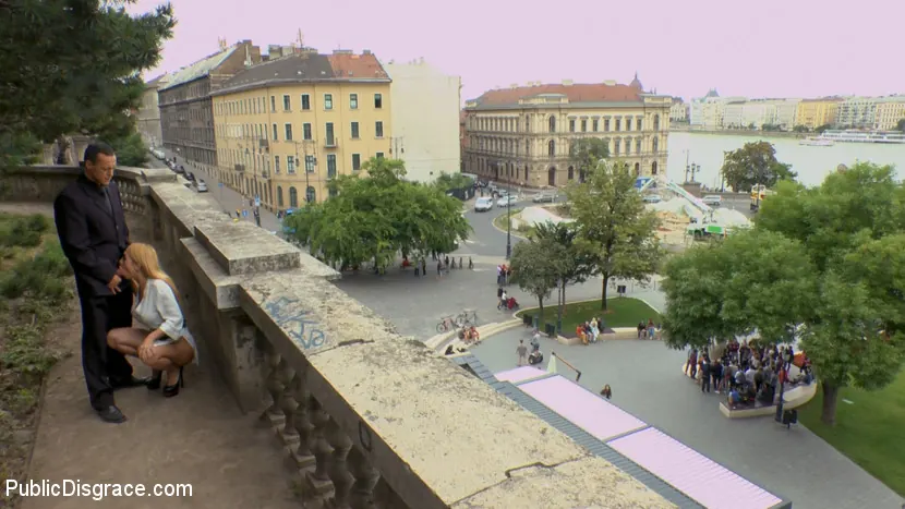 Kink 'La rubia tetona Isabella Clark recibe una doble penetración en público (parte 2)' protagonizando Isabella Clark (foto 3)