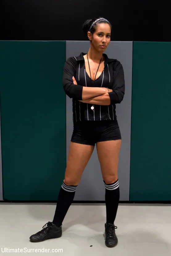 Kink 'Lucha en equipo sin guión entre 4 chicas. Filmada en vivo, frente a una audiencia pública. Acción sexual brutal.' protagonizando Isis Love (foto 12)