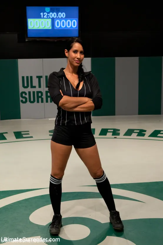 Kink '¡Gang bang de fisting masivo de 6 chicas del infierno! ¡Isis Love y la Princesa Donna se unen para un squirting brutal!' protagonizando Isis Love (foto 8)