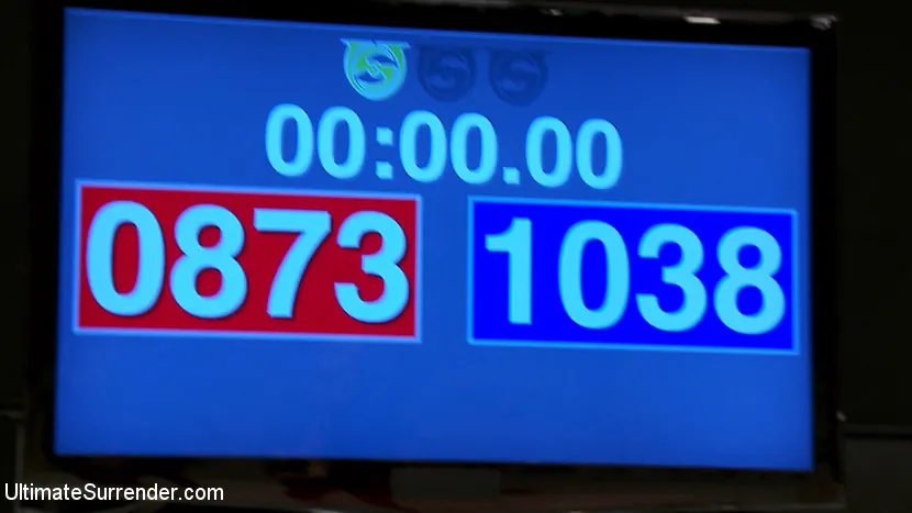 Kink '¡BATALLA DE CAMPEONES!: 5 chicas en una brutal orgía sobre la colchoneta. Las dos perdedoras son folladas por las ganadoras' protagonizando Isis Love (foto 7)