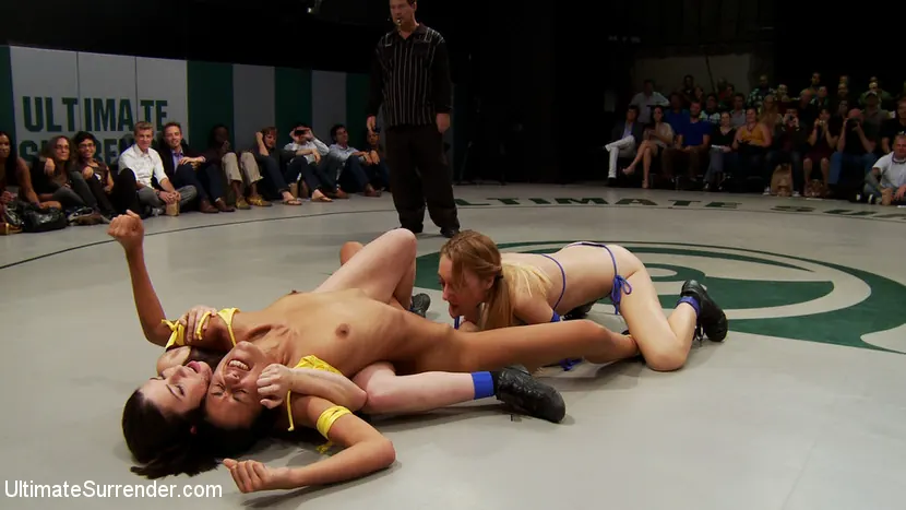 Kink '¡BATALLA DE PESOS PLUMA!: ¡Los luchadores más pequeños y atractivos se enfrentan en acción de EQUIPOS!' protagonizando Isis Love (foto 1)