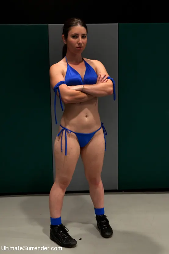 Kink '¡BATALLA DE PESOS PLUMA!: ¡Los luchadores más pequeños y atractivos se enfrentan en acción de EQUIPOS!' protagonizando Isis Love (foto 12)